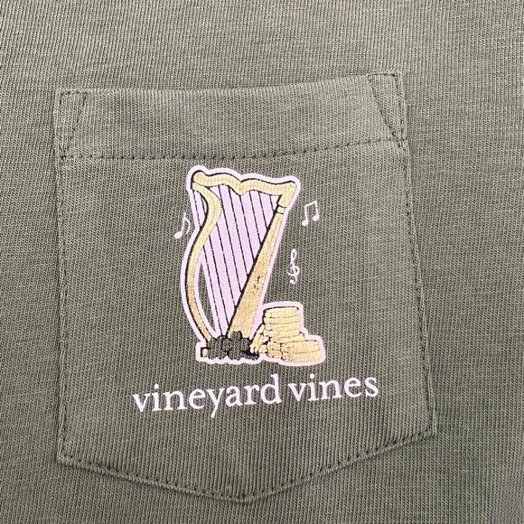 VINEYARD VINES HARP LEPRECHAUN WHALE POCKET TEE, SIZE MEDIUM - Picture 5 of 6